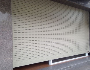 cửa cuốn kéo tay