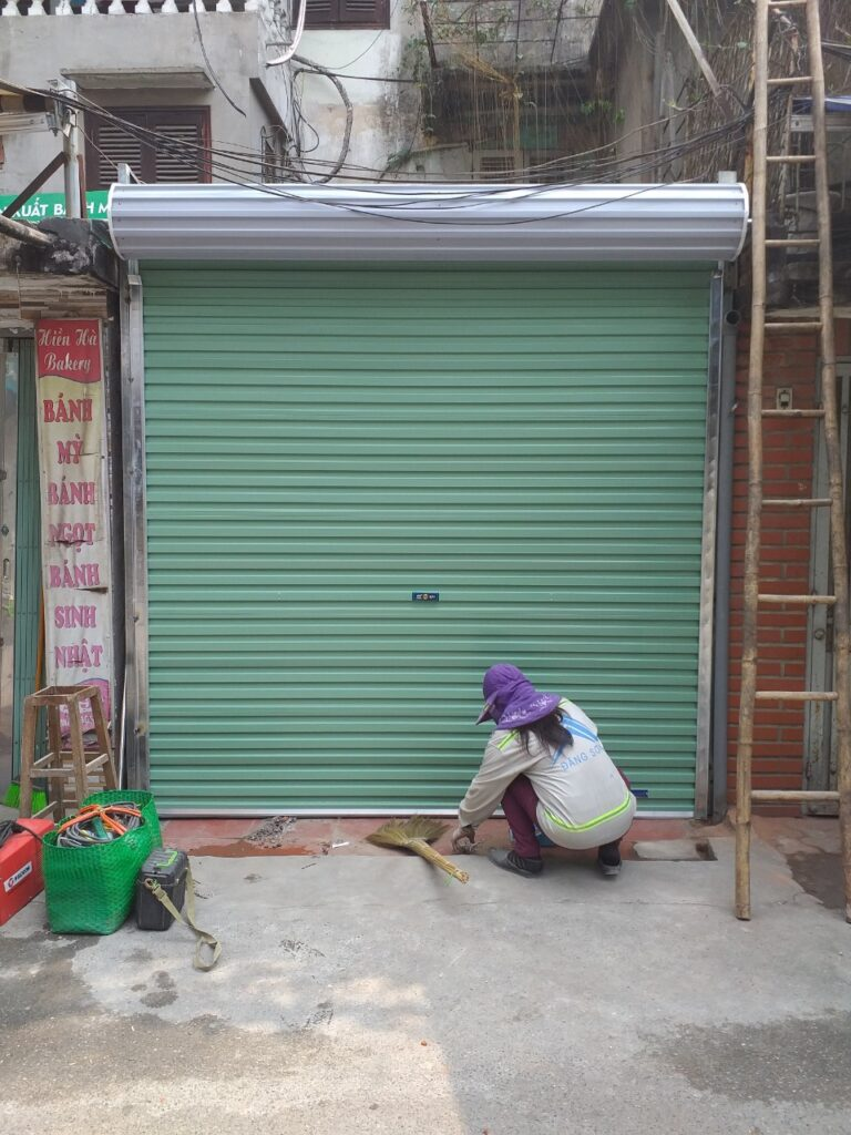 cửa cuốn kéo tay