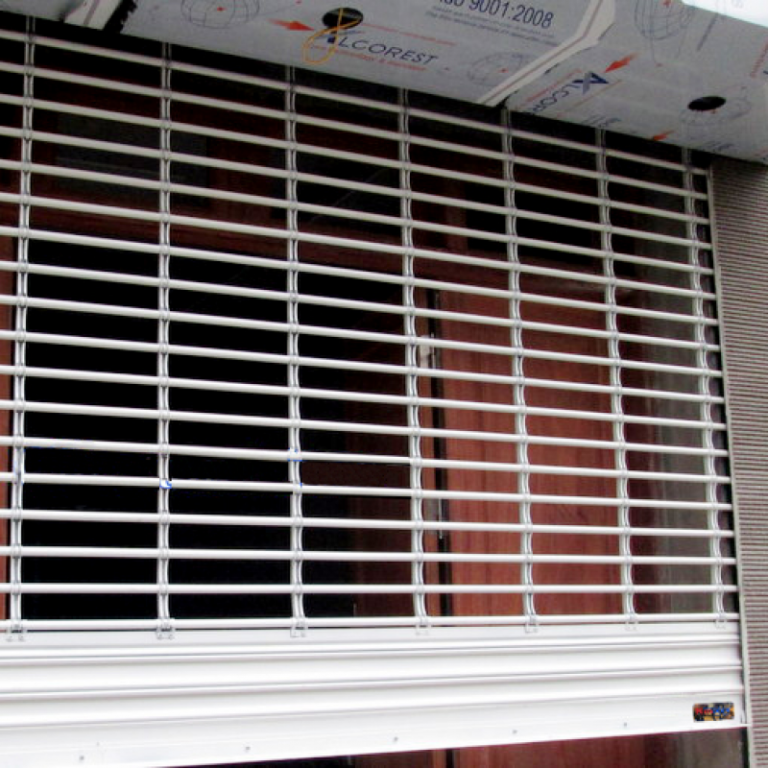 cửa cuốn kéo tay