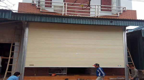 cửa cuốn kéo tay