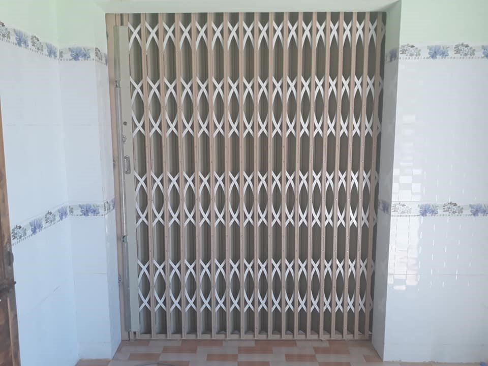 Lắp cửa xếp có lá màu kem quận Gò Vấp