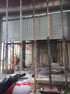 lắp đặt cửa cuốn nhôm khe thoáng