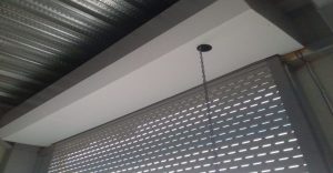 Cửa cuốn kéo tay có an toàn không