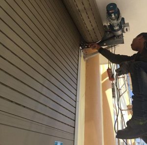 Cửa cuốn bị kẹt