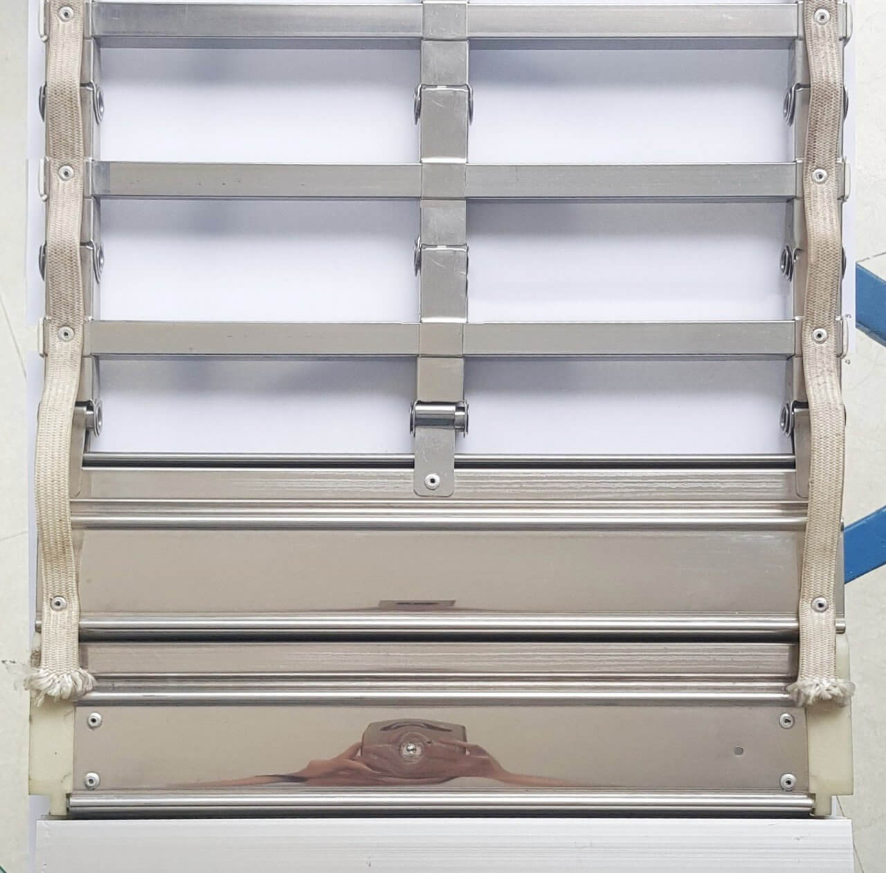 Cửa cuốn inox khớp thoáng Austdoor Cửa cuốn inox khớp thoáng Austdoor