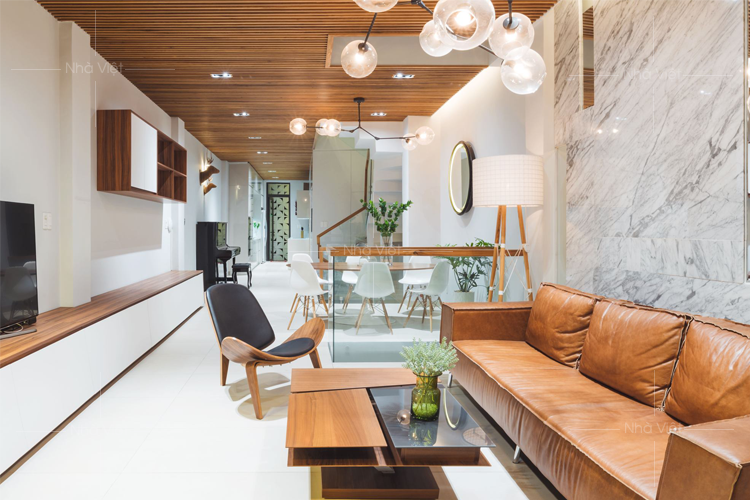 A room with a couch and a table
Description automatically generated