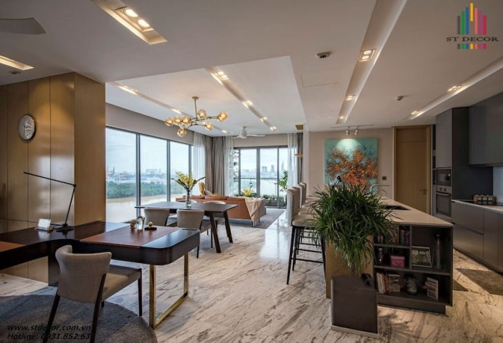 A room with a table and chairs Description automatically generated